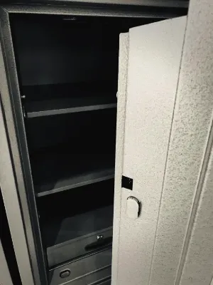 แผ่นชั้นปรับระดับได้ และลิ้นชักมีกุญแจล้อค